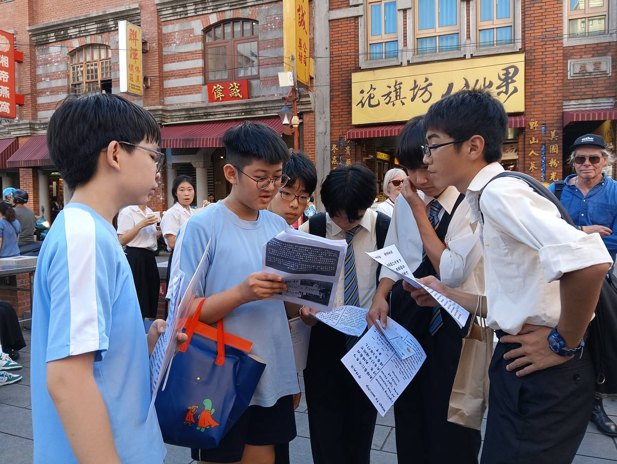 忠孝學生戴著日本學生走訪大稻埕街區