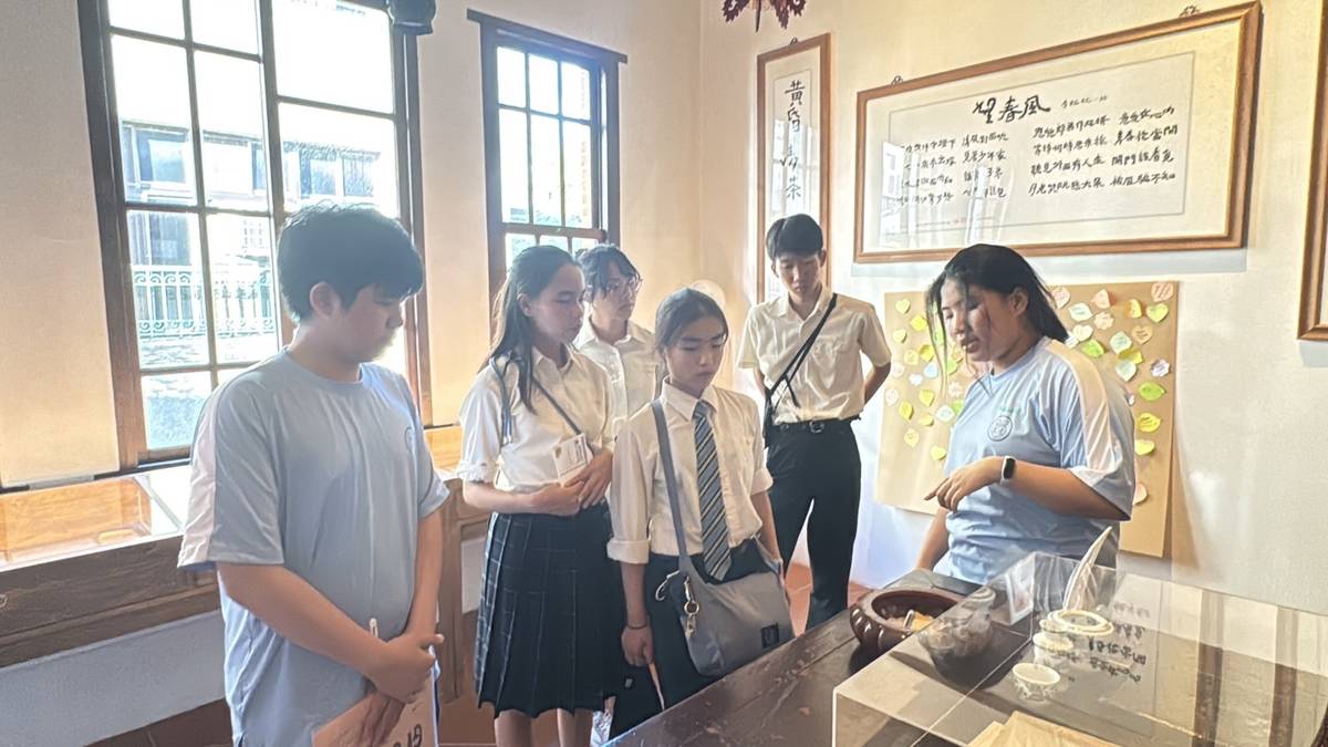 忠孝學生用英文為日本學生導覽李臨秋故居