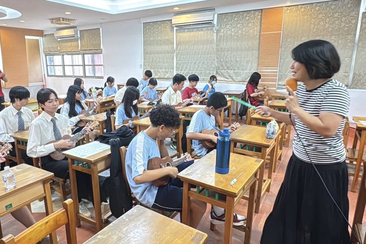 日本京都府立南陽高校附屬中學學生參訪北市忠孝國中，體驗烏克麗麗社團課程