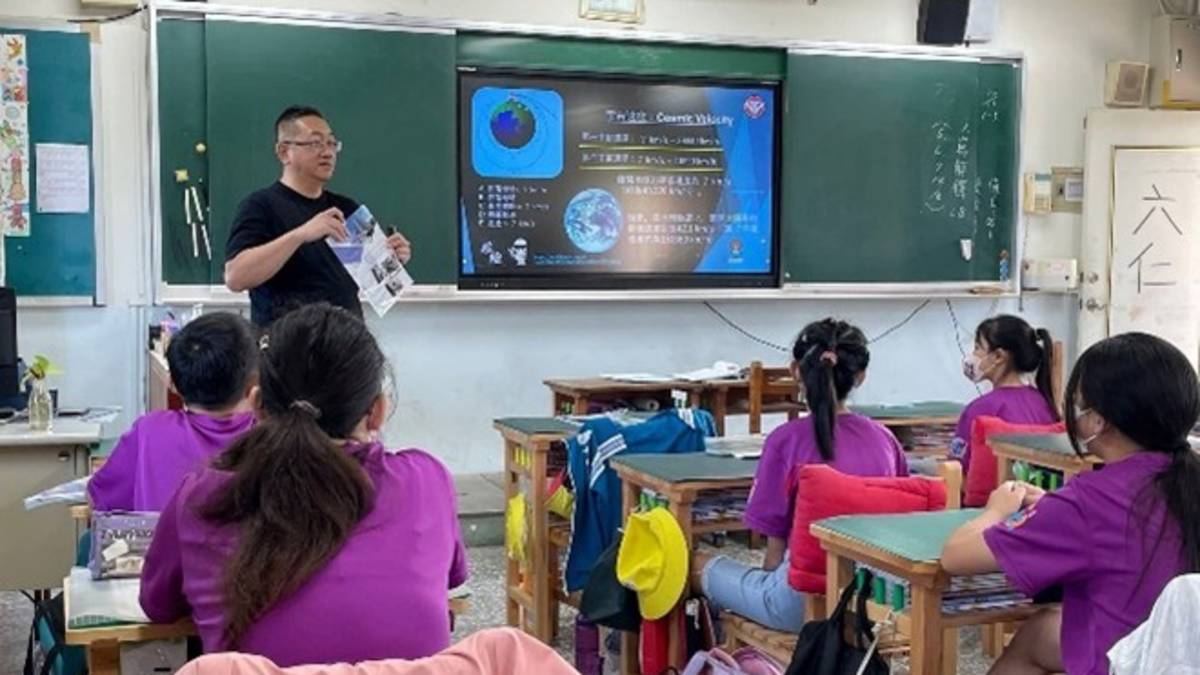 村上國小辦理暑期太空科學營，由講師許漢賓講解太空的奧秘（圖源：村上國小）