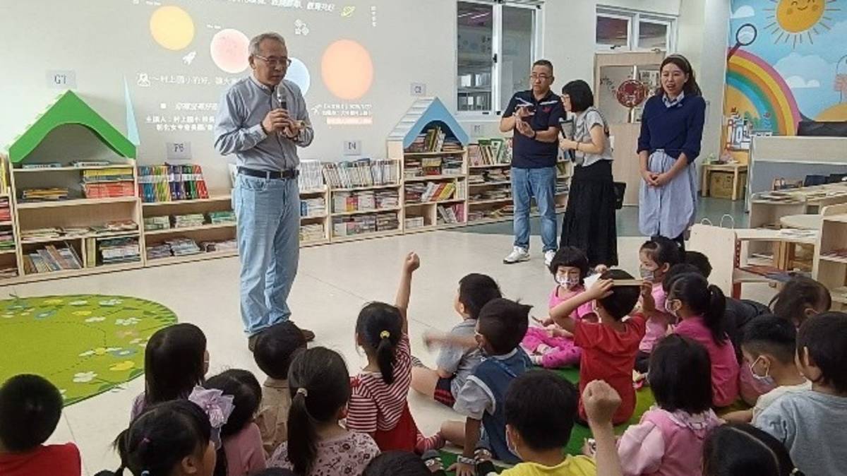 村上國小校長黃宏田至彰化縣大村鄉立幼兒園推廣太空教育課程（圖源：村上國小）