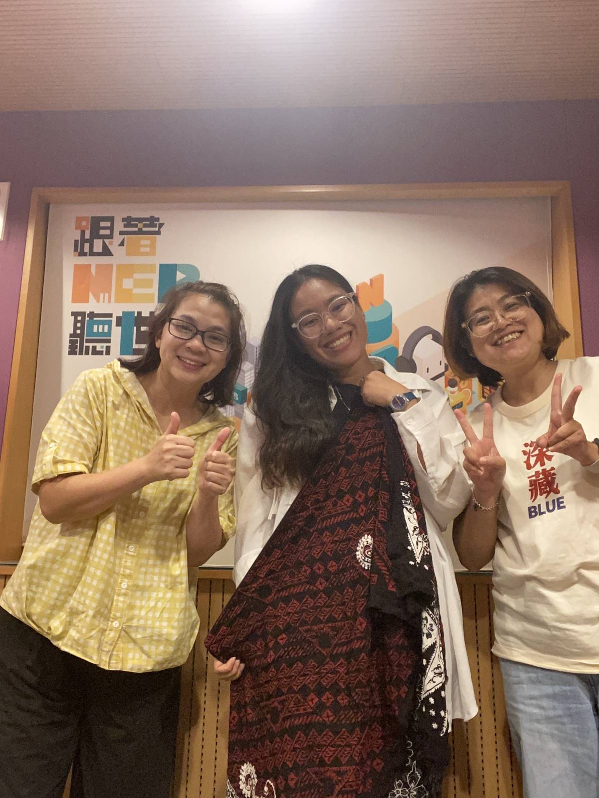 來賓王詠心和主持人合影