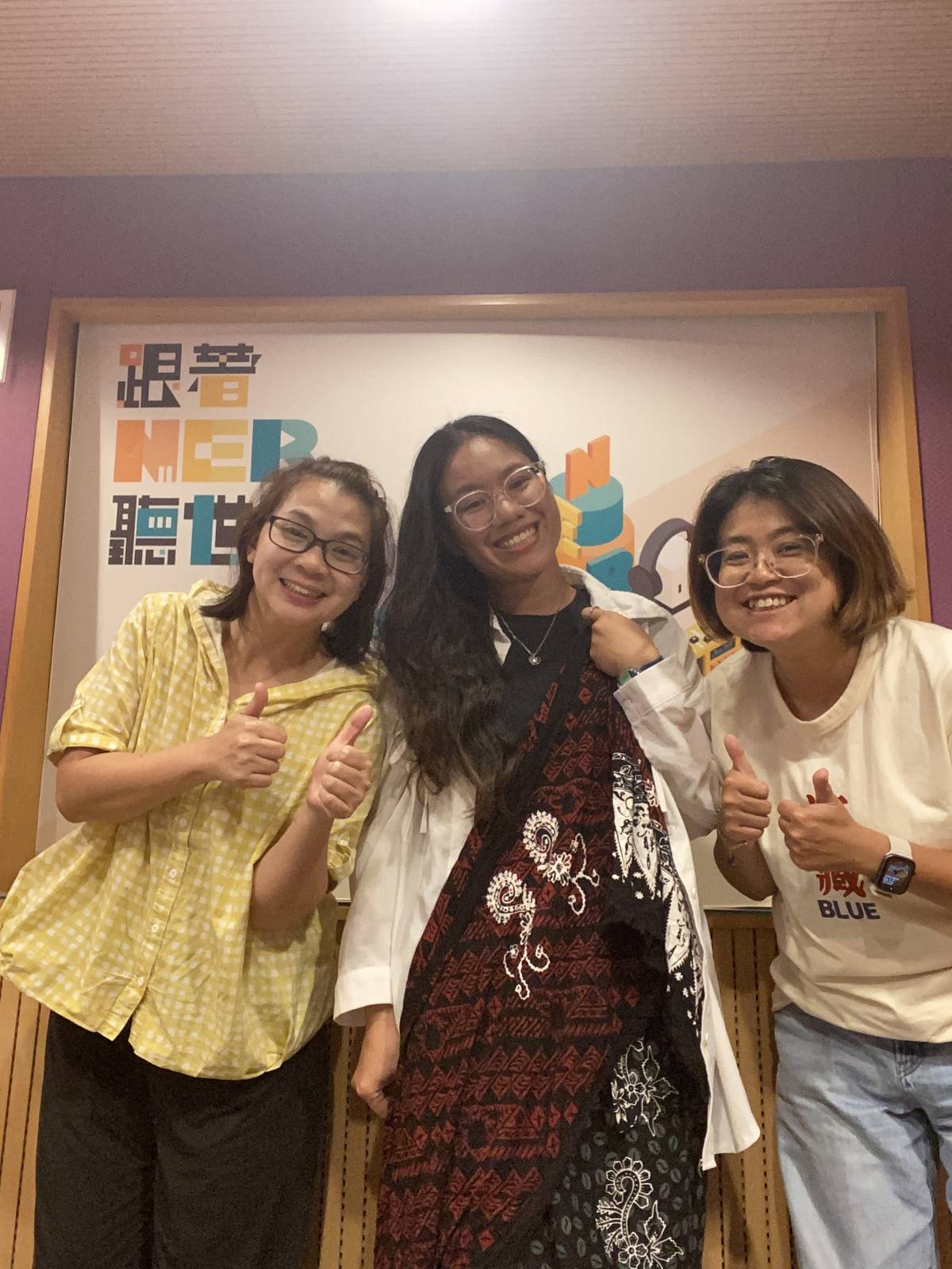 王詠心和主持人合影