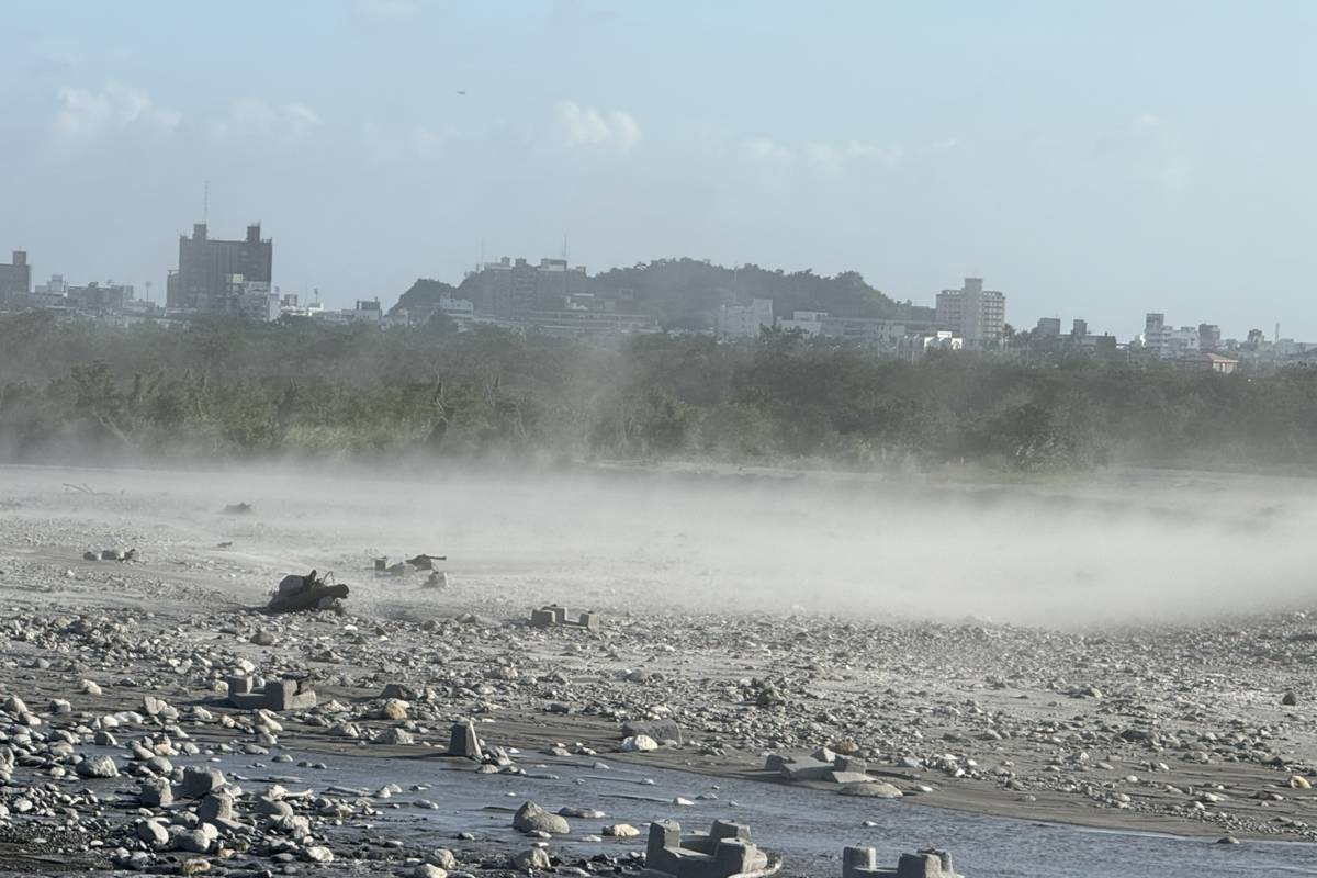 受到東北季風及低氣壓外圍環流影響，臺東地區今(22)日風勢強勁，而且因為沒有降雨，導致臺東市、關山鎮、池上鄉等地區出現嚴重的揚塵現象。