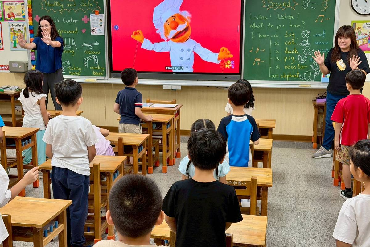韓國首爾特別市教育局教育研修院參訪新和國小，觀摩雙語課程