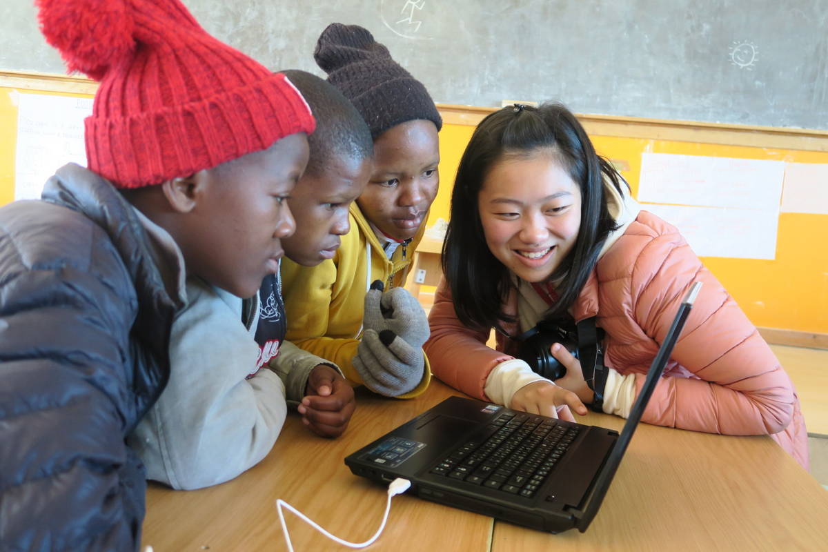 恩綺在高中時，到非洲賴索托擔任志工。