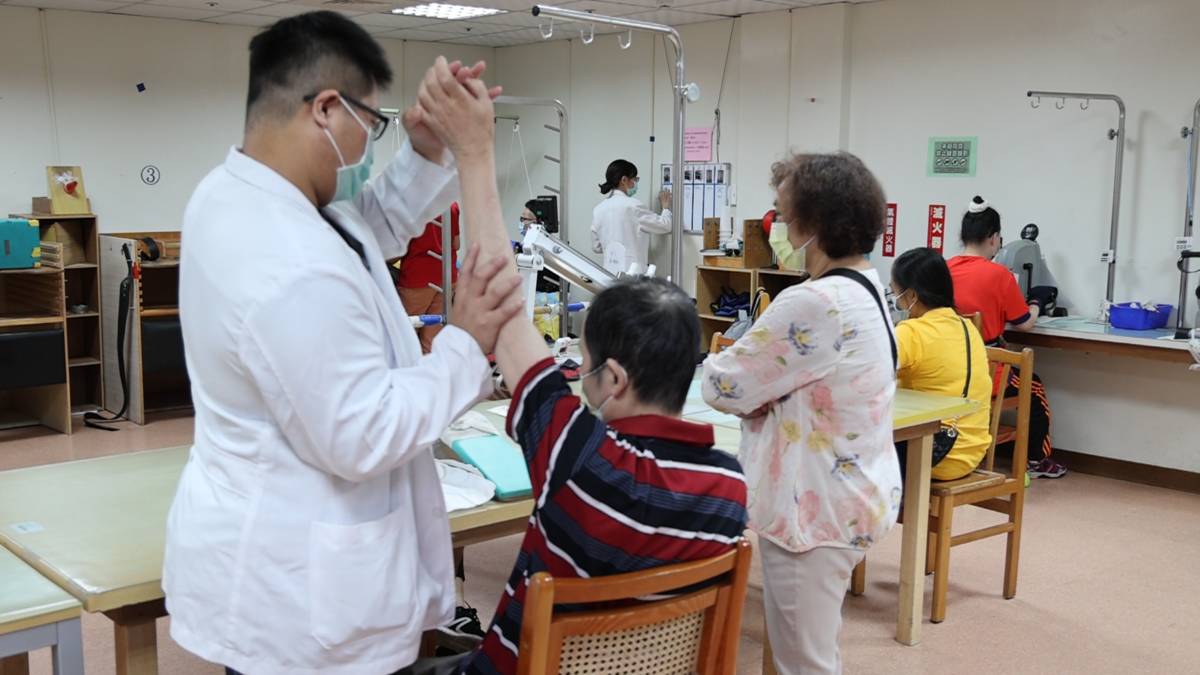 物理治療師會評估每一位患者需要的復健計畫(圖片來源：員榮醫院提供)