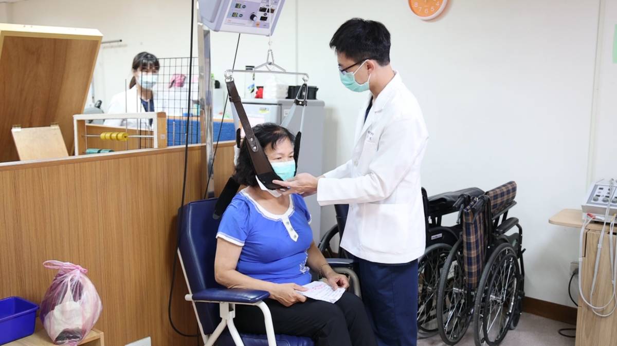 頸部牽引每個人能承受的強度不同需要個別評估(圖片來源：員榮醫院提供)