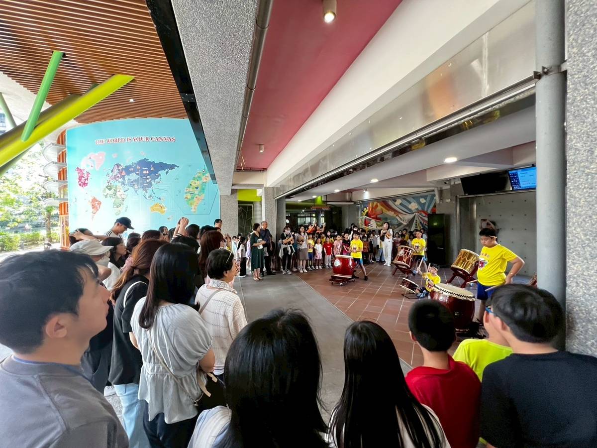 新和國小太鼓隊迎接參訪團到來