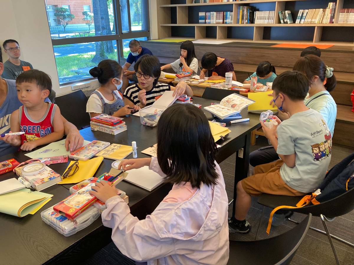 人權館兒童人權活動，圖為上一季林小杯講師帶領兒童創作屬於自己的「人權繪本」活動現場照。(人權館提供)