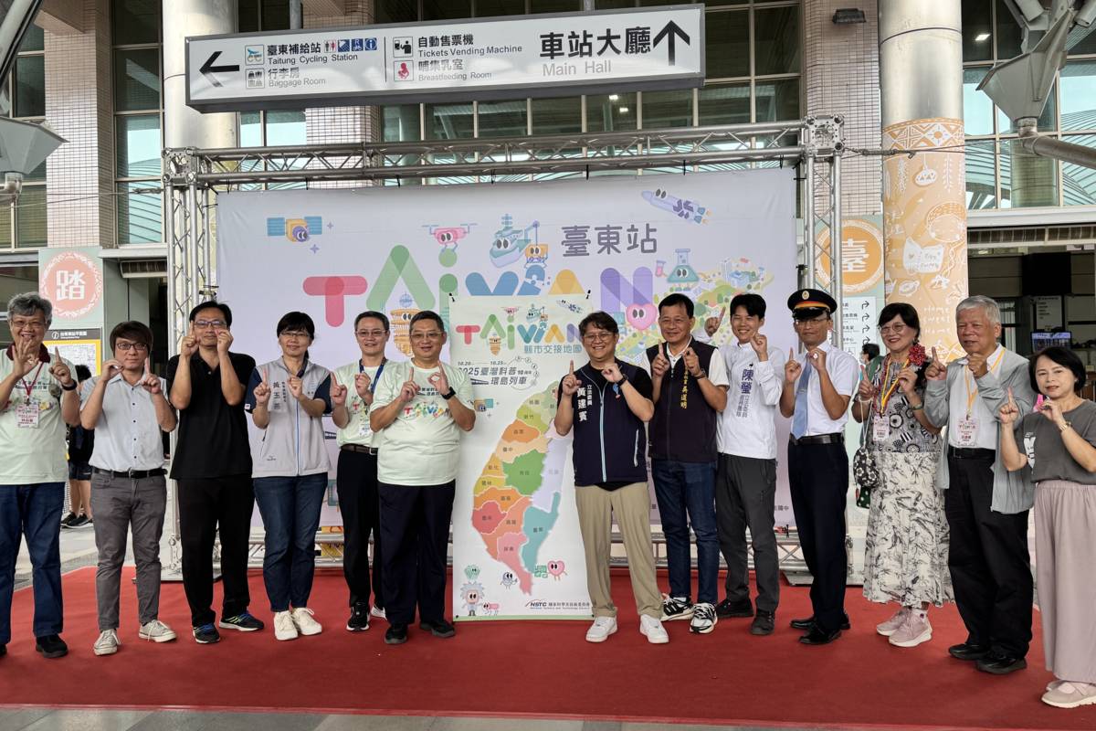 由國家科學及技術委員會指導的2025臺灣環島科普列車，駛入臺東火車站。