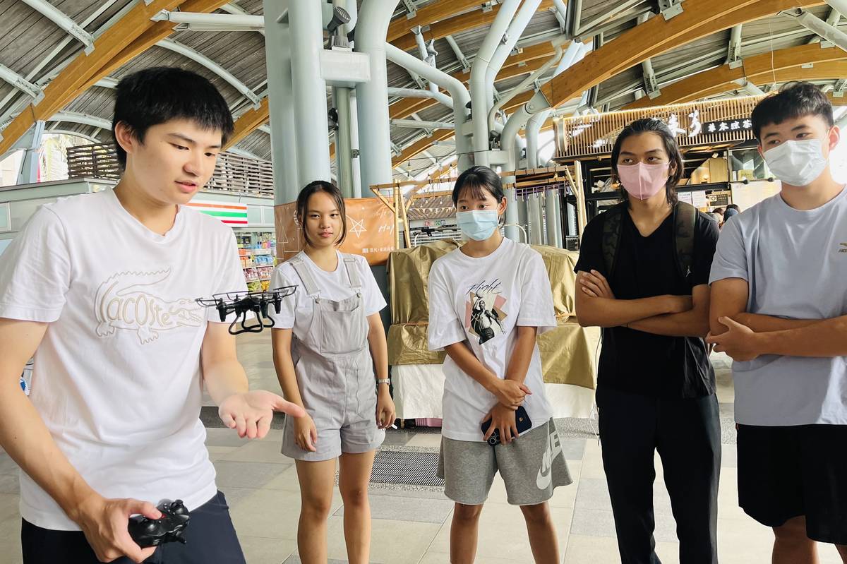 學生陳鼎宸負責無人機的攤位聚集很多學生圍觀，他解說無人機運用的原理和為人類帶來的便利。