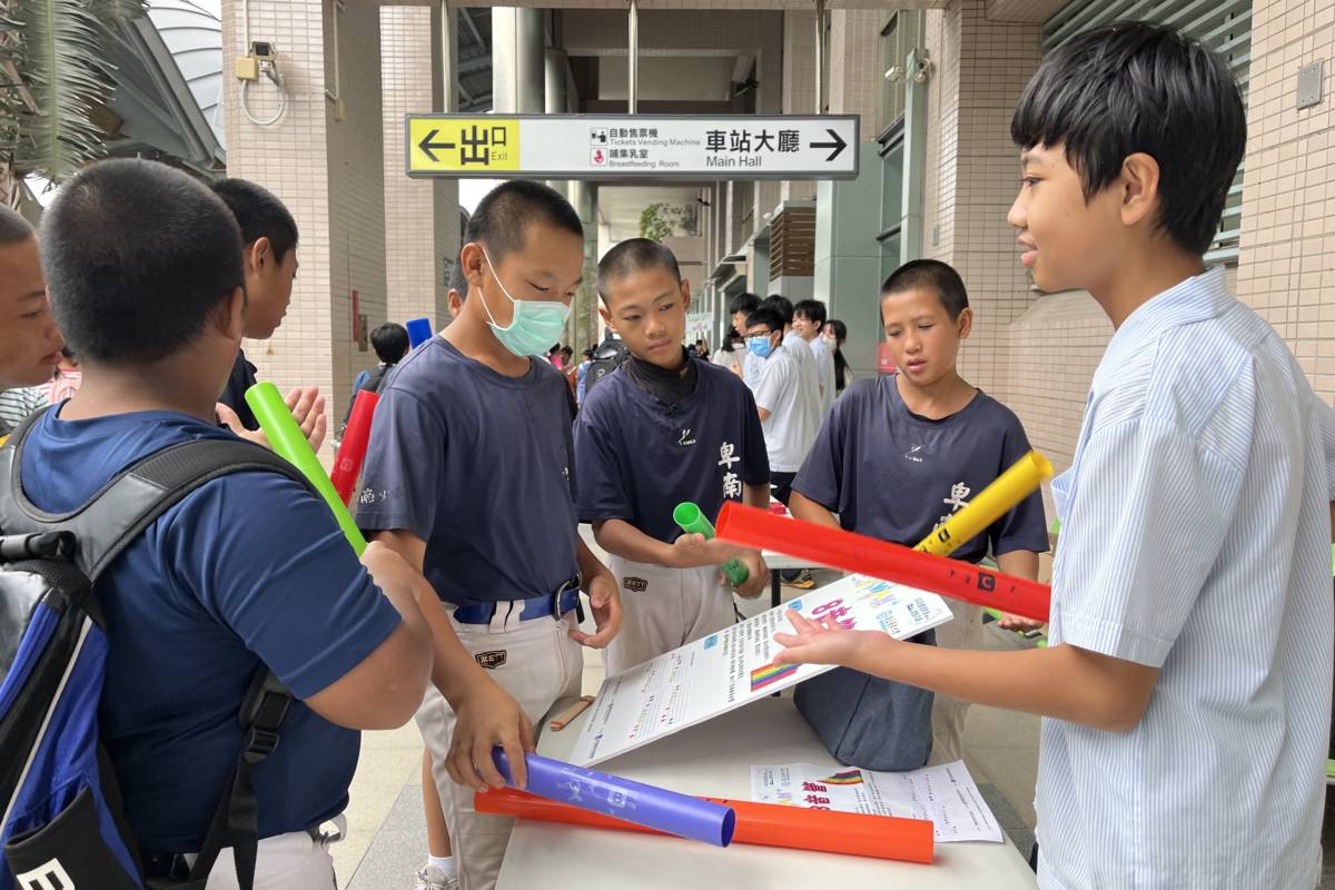 新生國中黃唯晉同學示範管子長短發出不同聲音的有趣現象