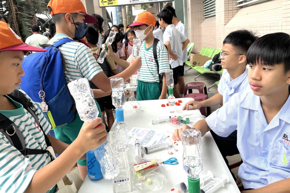 盧可浚同學負責水龍捲的攤位，因為旋轉使得空氣和水流通，造成水龍捲現象。