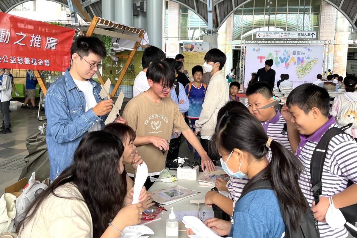 臺東大學應用科學系設置的攤位，鼓勵小朋友在不穩定的天氣下，利用材料讓飛機可以起飛。