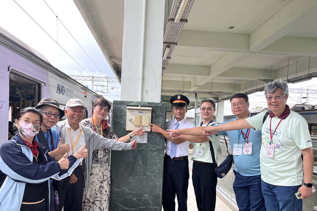 東大林自奮教授、臺東火車站站長賴彥宇等人共同按下鈴聲後，環島科普列車從臺東站出發。