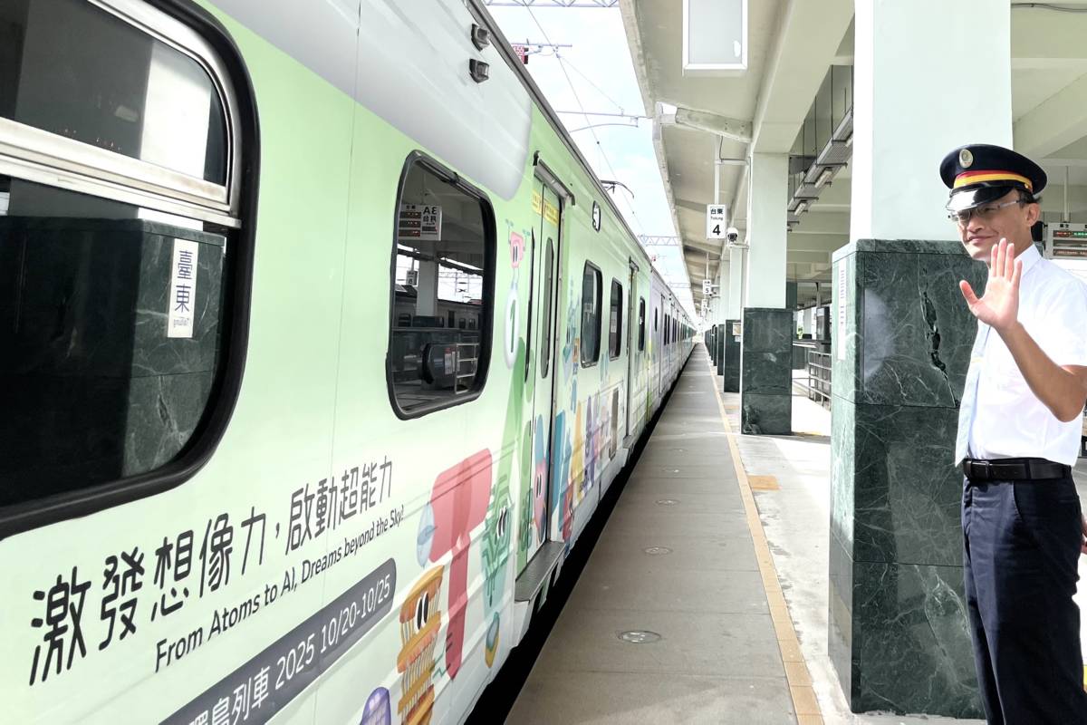 臺東火車站長賴彥宇向科普列車內的大家揮手祝福