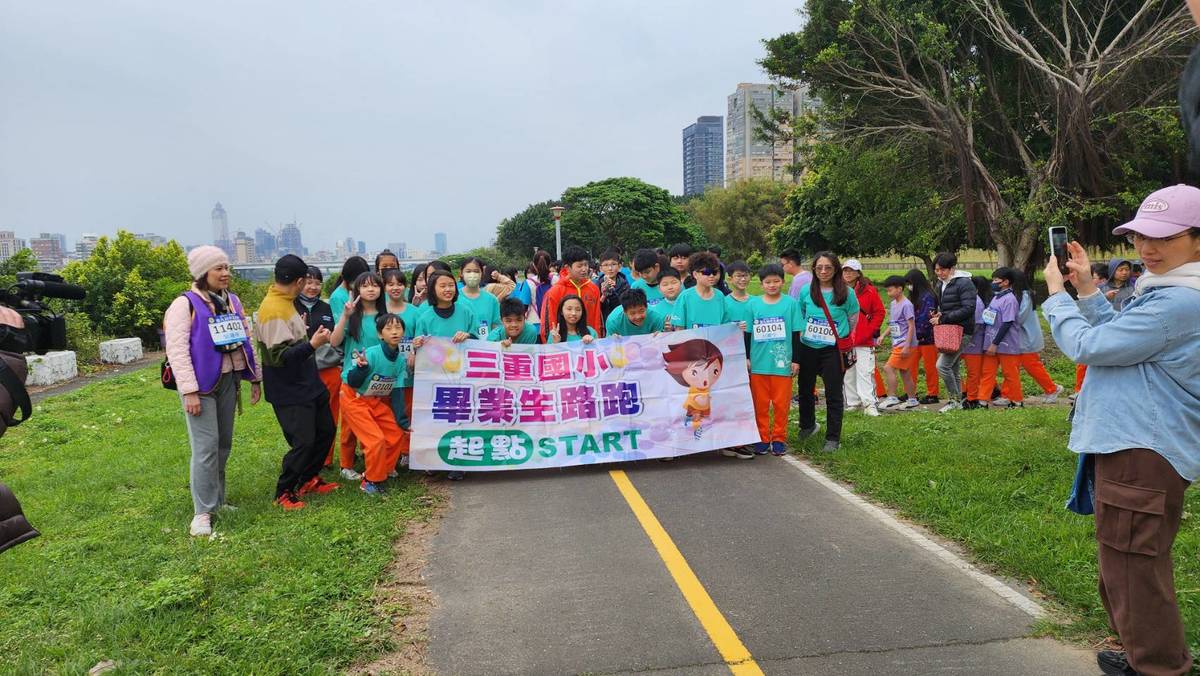 113學年度健康促進學校輔導計畫校園健康主播評選第五名-新北市三重國民小學-舉辦多項路跑活動之一--畢業生路跑

新北市三重國小以「85210健康四樂更聰明」獲得113學年度健康促進學校輔導計畫校園健康主播評選的第五名，學校在健康促進的課程與活動設計上，強調生活實踐與家庭參與，例如學生在晨光時間累積跑步里程完成班級「環島任務」、親子共同走入市場採買健康食材並規劃均衡餐盤，並於朝會與學習單中落實健康飲食觀念。校慶期間更由學生設計潔牙闖關遊戲，將口腔衛教轉化為具參與感與趣味性的學習經驗。透過多元策略與學生主動參與，持續培養學童良好的健康行為與態度，落實健康促進目標，打造健康的校園環境!

採訪：新北市三重國小朱富榮校長、105班郭維靖老師、504班生葉安琪、502班生郭宇珉
