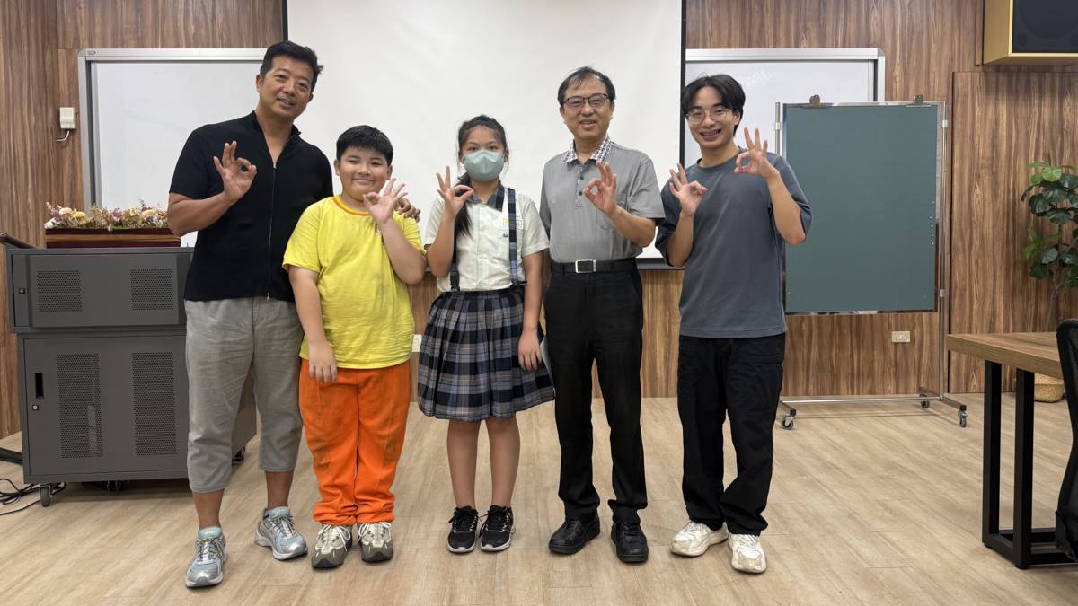 113學年度健康促進學校輔導計畫校園健康主播評選第五名-新北市三重國民小學-作品名稱85210健康四樂更聰明-採訪合照