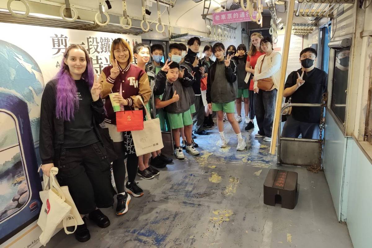 北投國中學生陪伴國際學伴參訪新北投車站(照片來源:國際學伴ICL計畫臉書粉專)