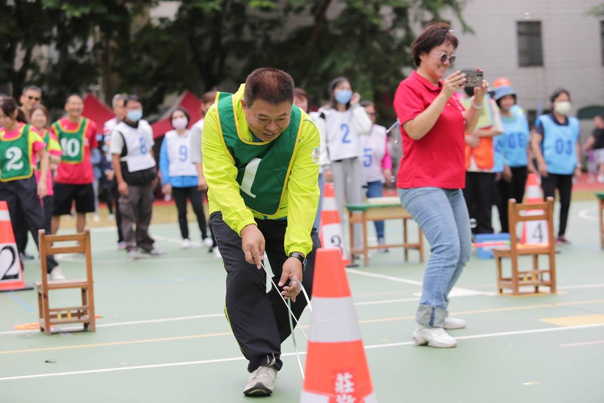 李明宗校長參與運動會，與教師一同趣味競賽 (教育部提供)
