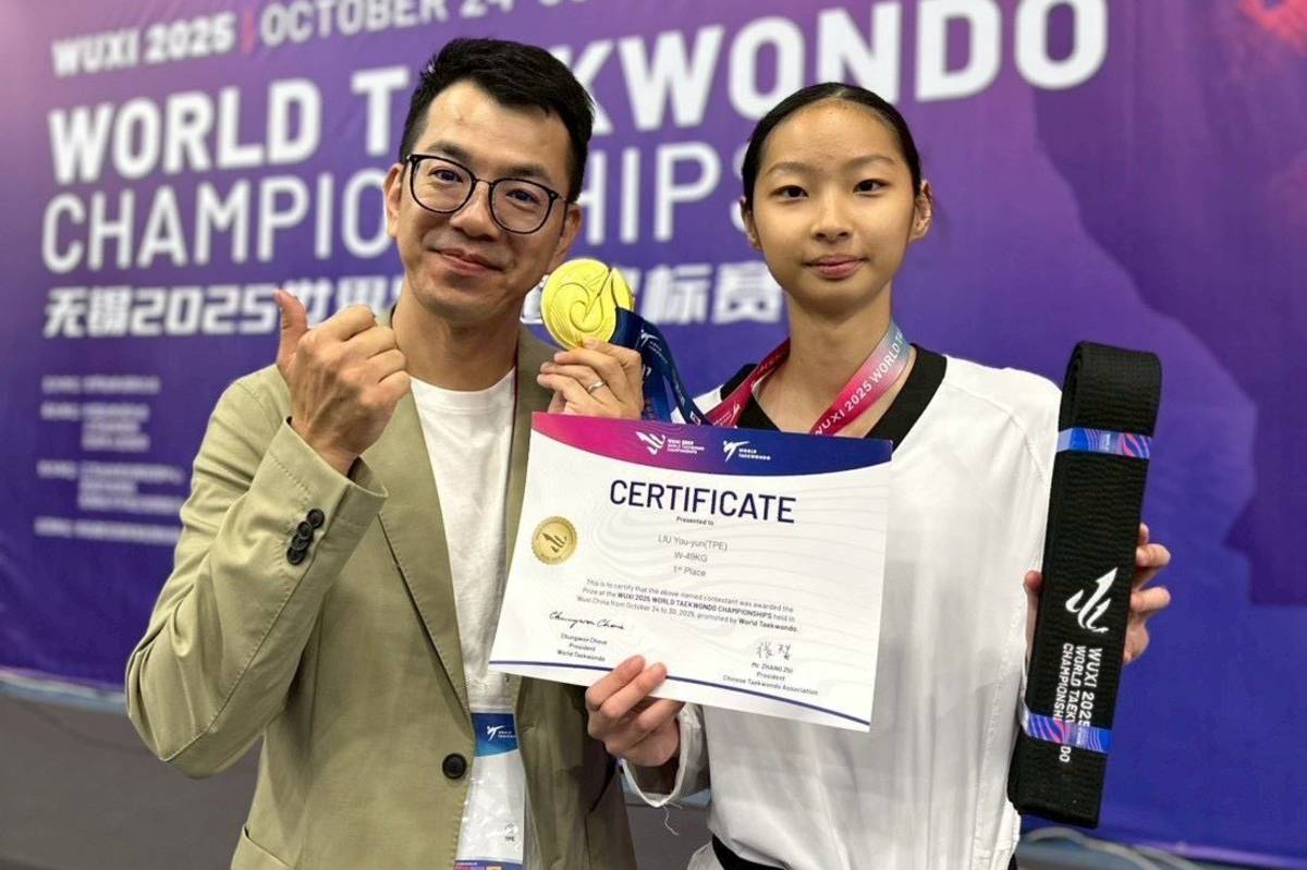 劉侑芸選手亞運培訓隊總教練蘇泰源合影(運動部提供)