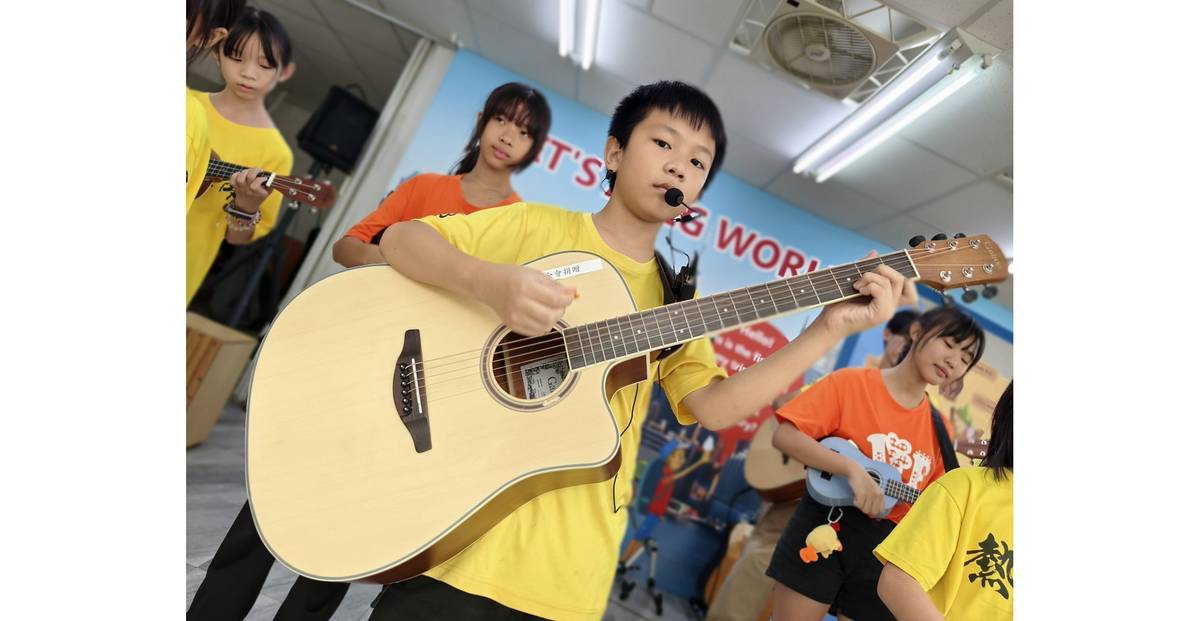 小凱(化名)人小志氣大，帥氣彈吉他。