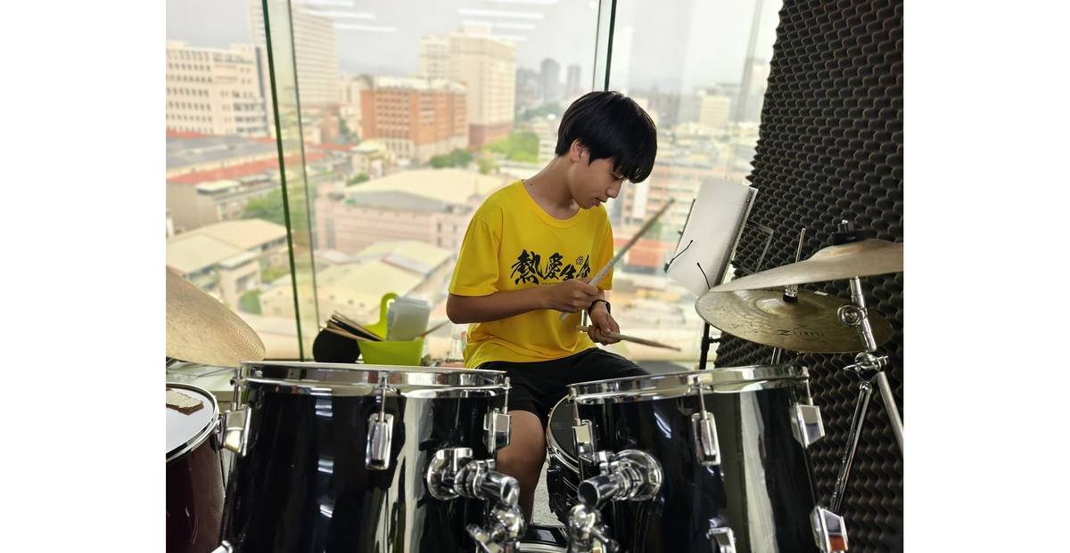 子顥(化名)，專注帥氣打鼓。