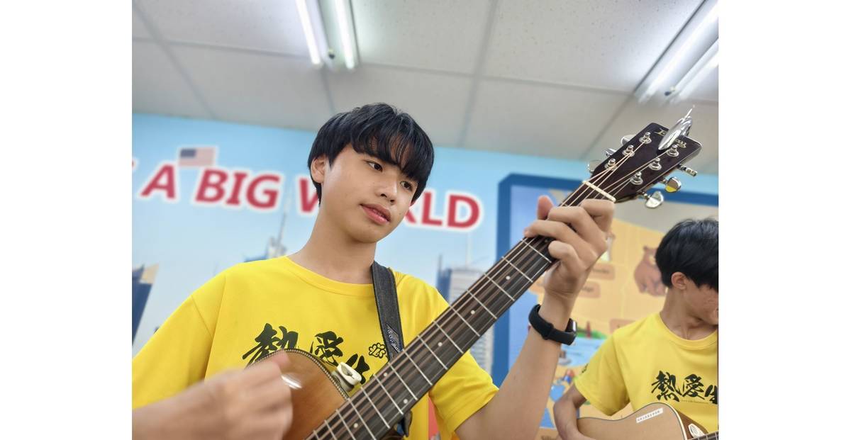 子顥(化名)，除了會打鼓，還會彈奏吉他，多項樂器全能青年。