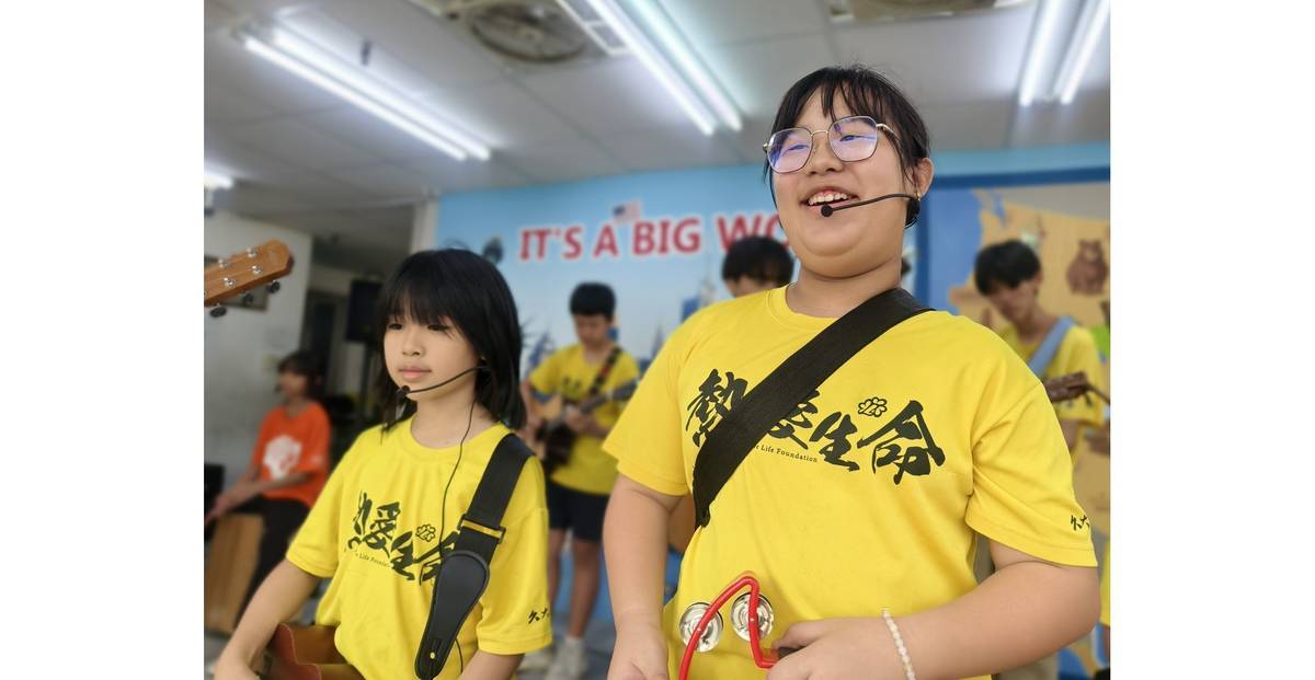 生性害羞，現在超有自信，愛唱歌的小莉(化名)，夢想成為歌手。