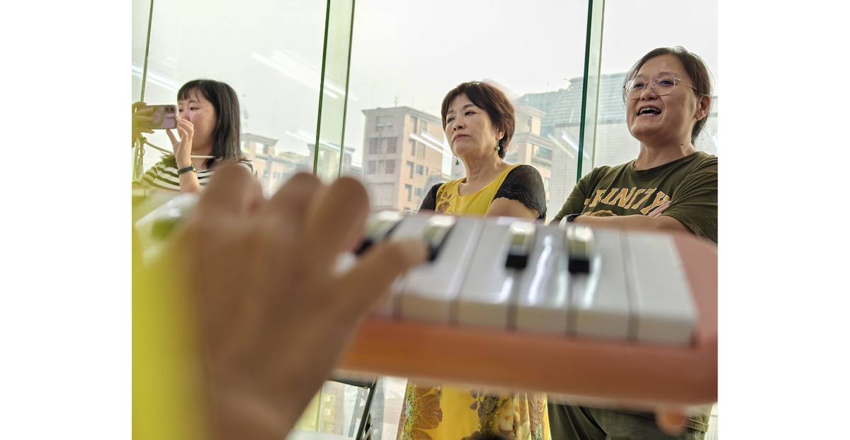 用音符逆轉勝的教育奇緣的，熱愛生命文教基金會執行長 方嘉綺(中間)與音樂老師(右一)。