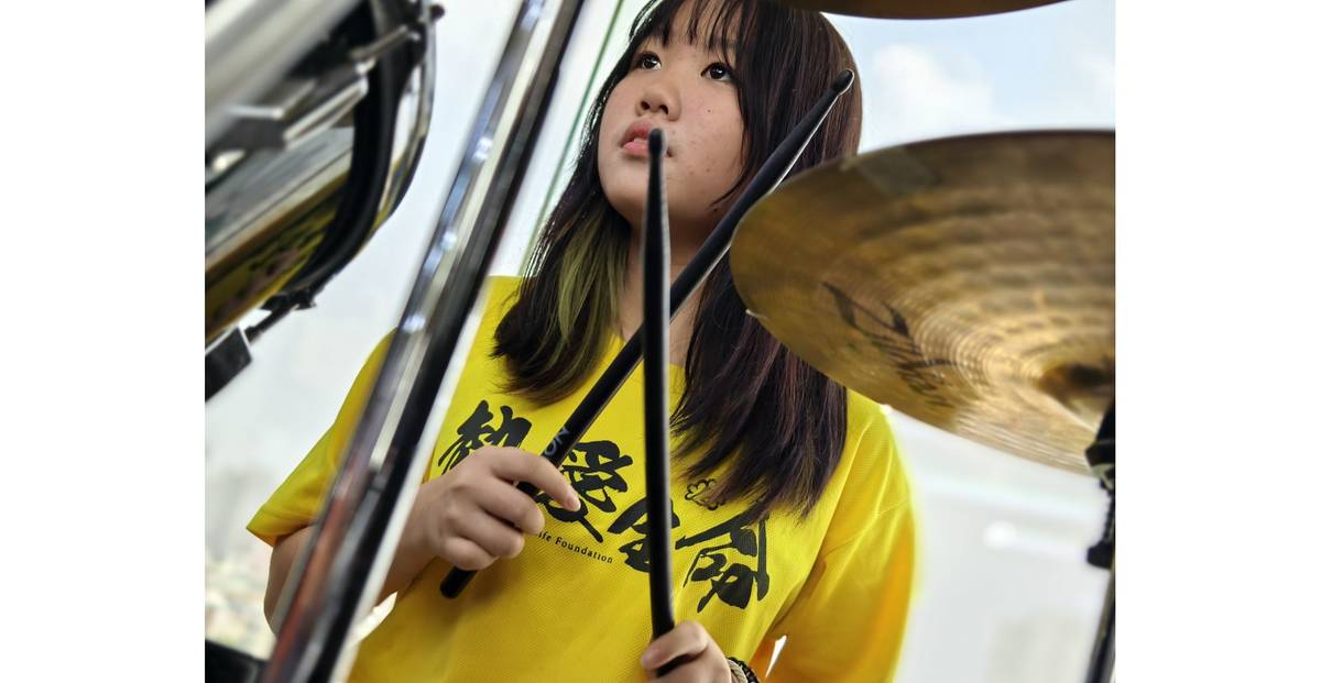 熱愛生命文教基金會青年打鼓神情。