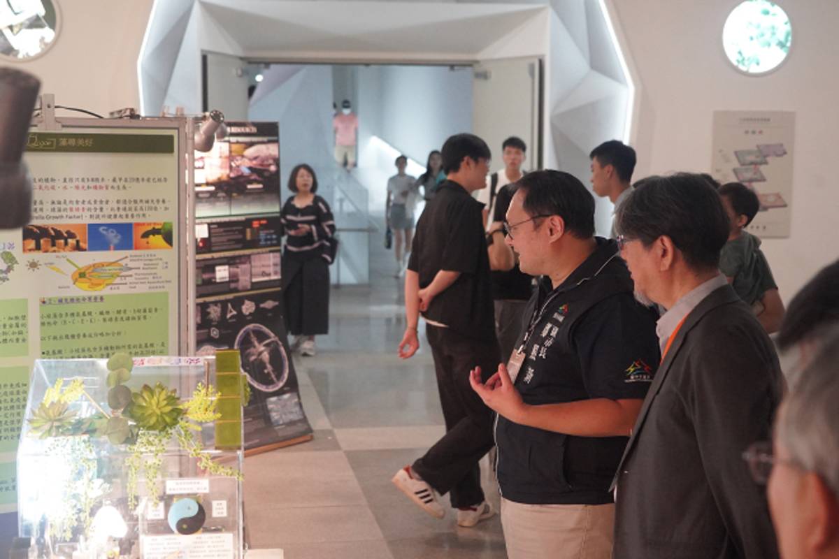 鄭照新副市長參觀展覽場