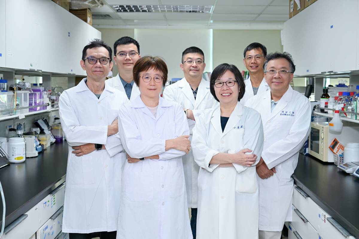 陽明交大研究團隊合影。(陽明交大提供)