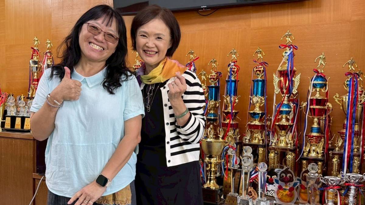 太平國小校長高彩珍(左)、兒童文化藝術基金會執行長盧彥芬(右)