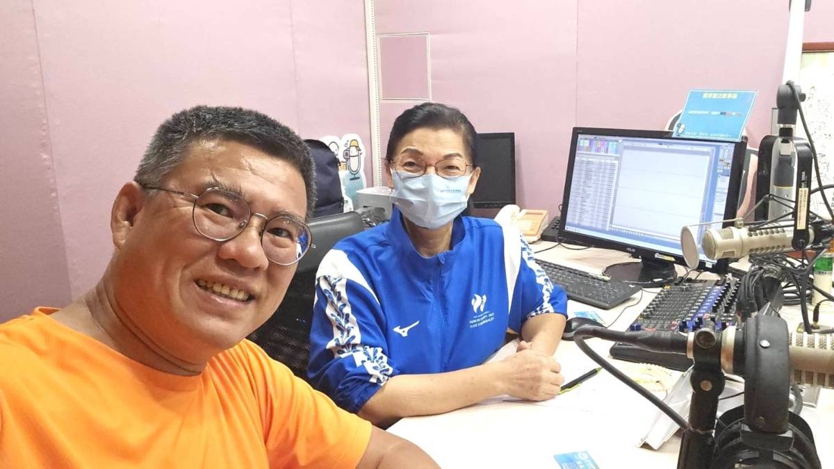 為了實現深埋在心中許久的夢想，楊老師成立臺灣智慧教與學推廣協會，擔任理事長，期待自己能「善播希望種子，推動智慧學習」。