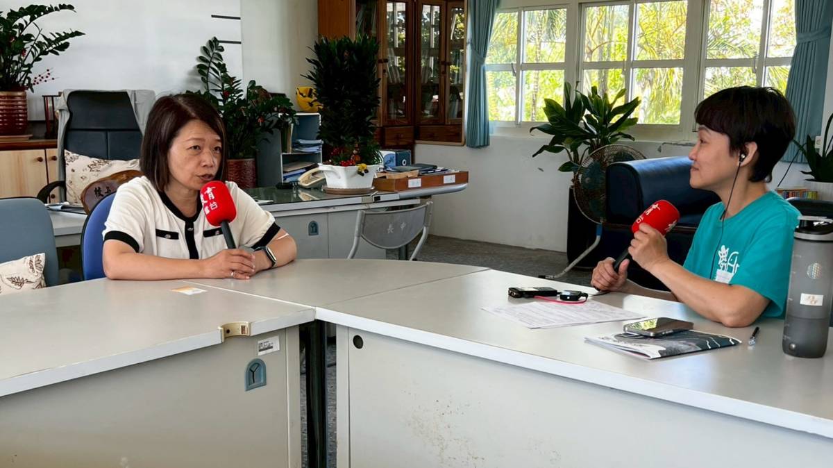 臺東縣長濱國中校長黃紹娥(左)從「怕海」到「親海」用行動詮釋了教育的力量