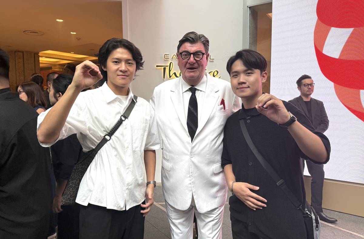 03北科大獲獎學生李祥耀（左）、黃柏諺（右）與紅點設計獎創辦人Peter Zec合影。(北科大提供)