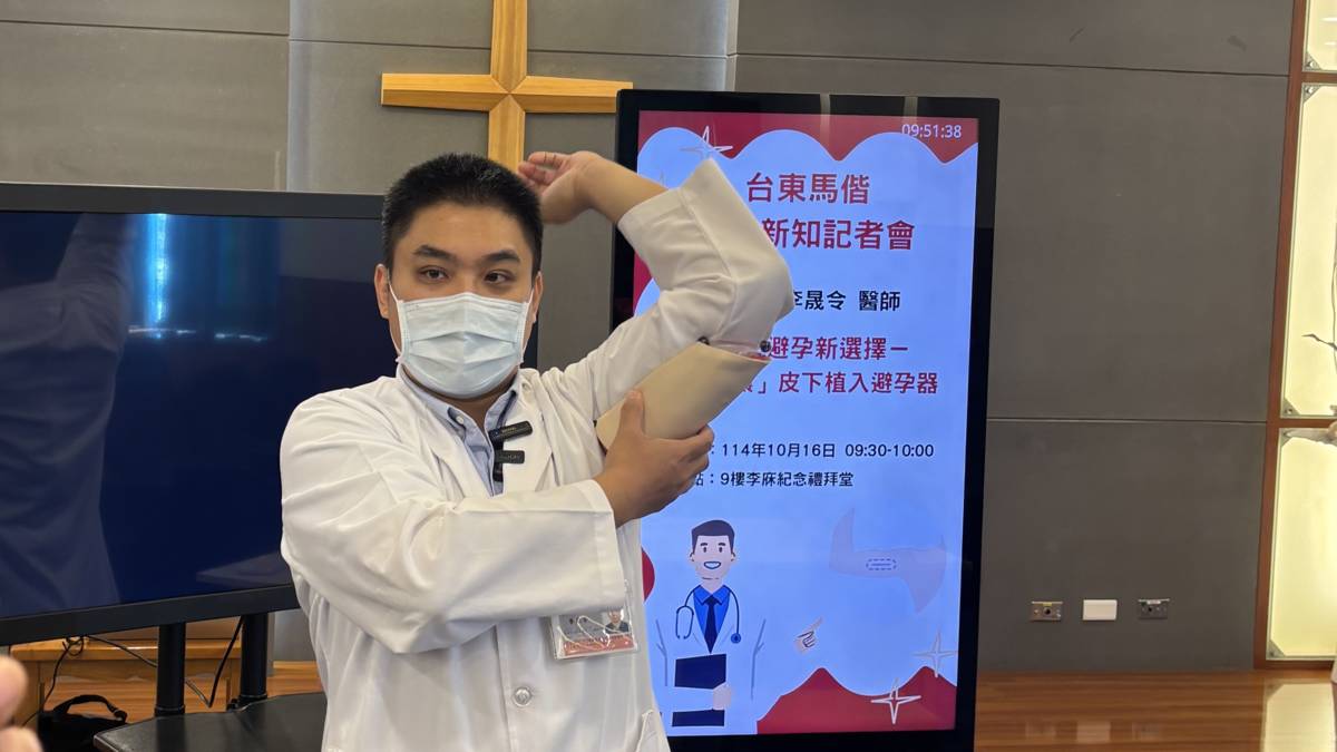 李晟令醫師示意安裝位置在非慣用手的手臂內側