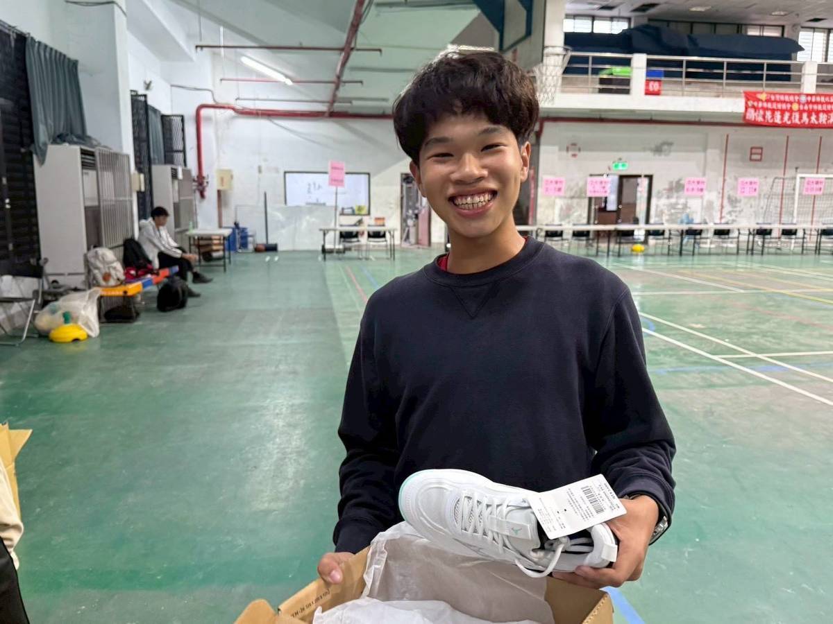 運動部協助接洽花蓮縣光復鄉三校運動物資需求，光復商工軟式網球隊獲得球鞋。(運動部提供)