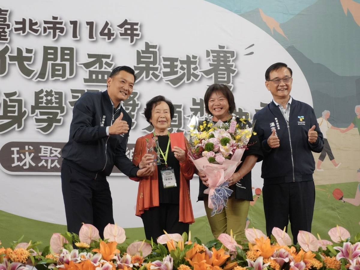 中正社區大學90多歲的李秀美學員(左二)，投入學習手語、鄉土舞蹈與活力有氧等課程