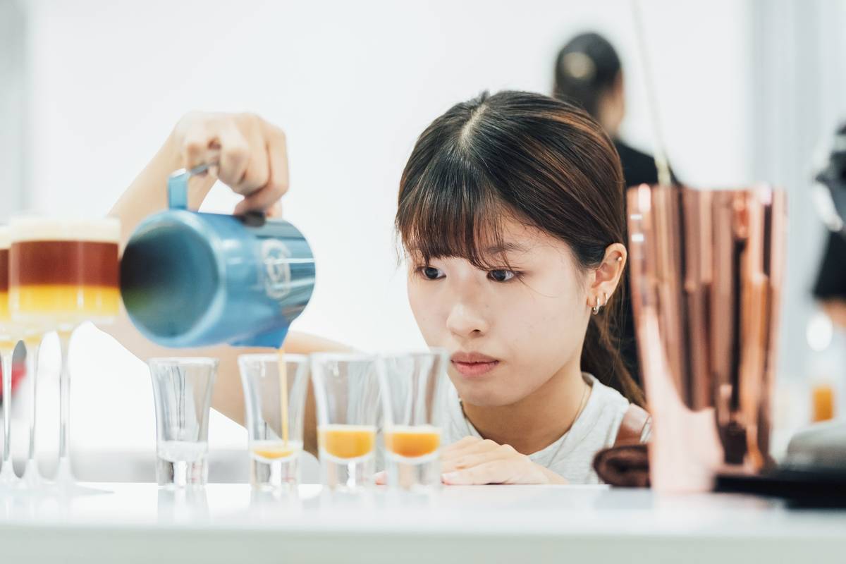 比賽過程中，選手專注的神情。