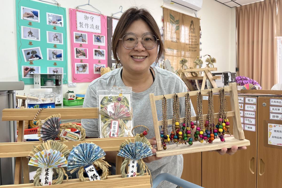 無貳公益福利協進會的社工介紹御守製作的材料和成品