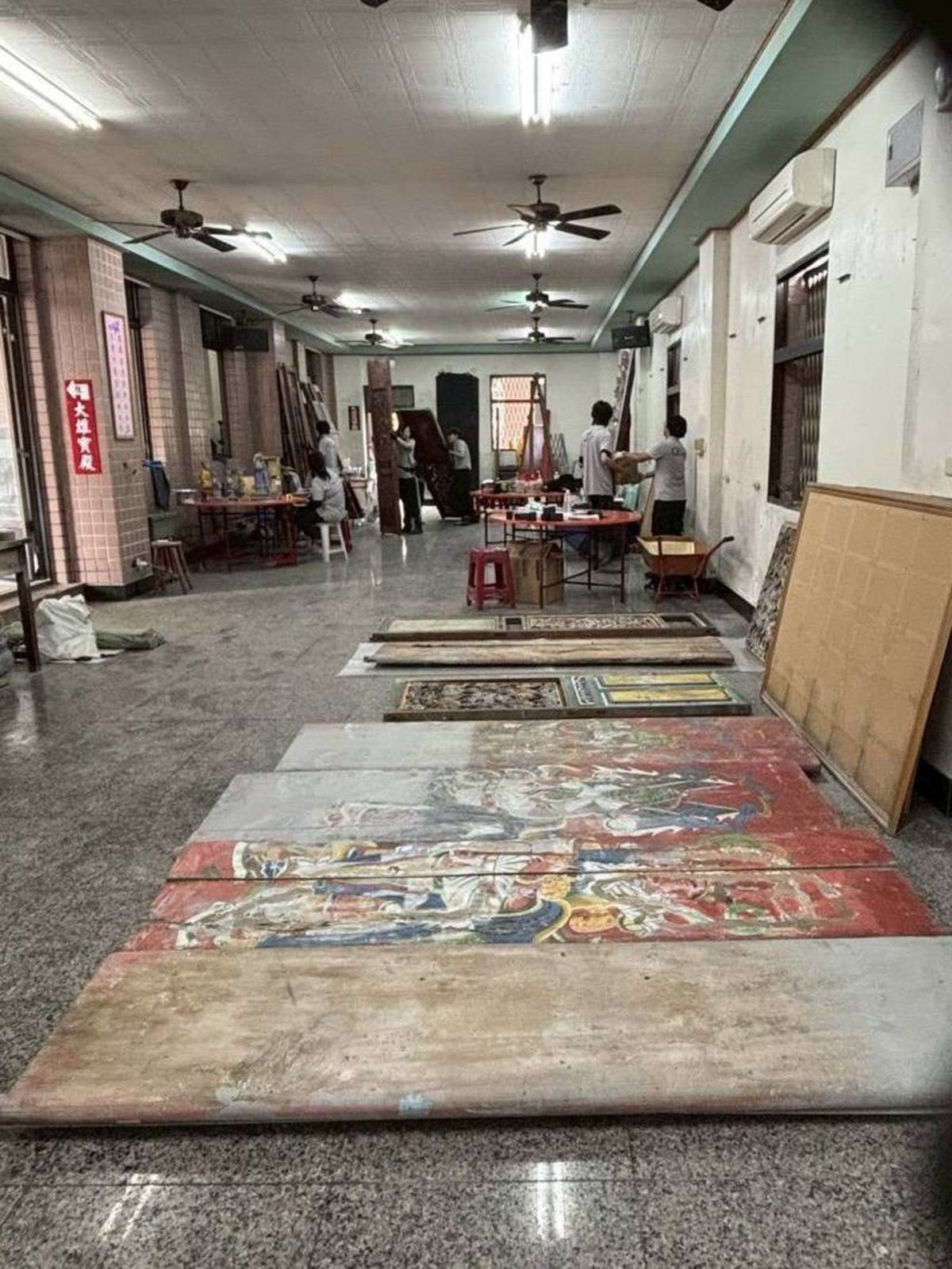 保安寺門神與文物已安全移至暫存空間，並完成清點與登錄。（圖片來源：臺灣文物保存協會提供）