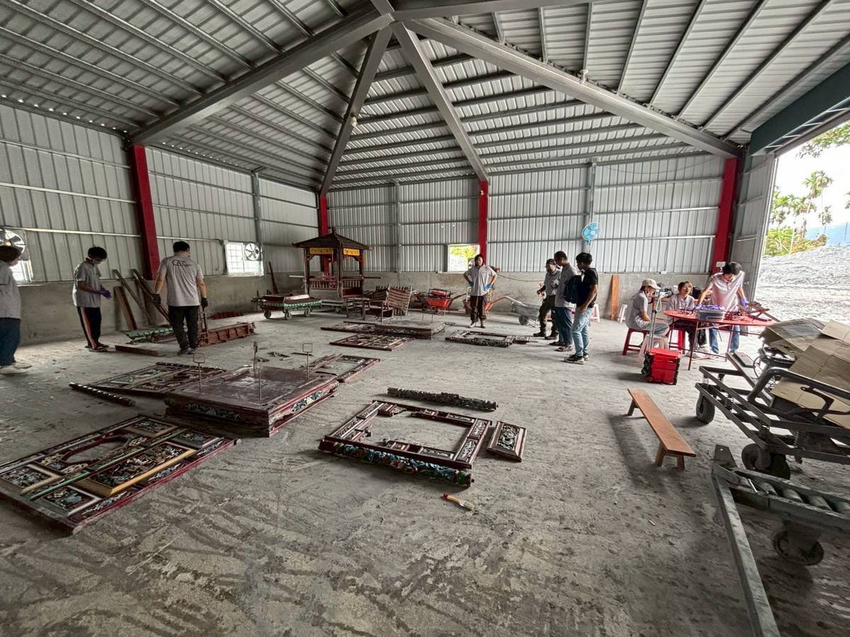 在保安寺庫房中發現災後大量受損的文物（圖片來源：臺灣文物保存協會提供）