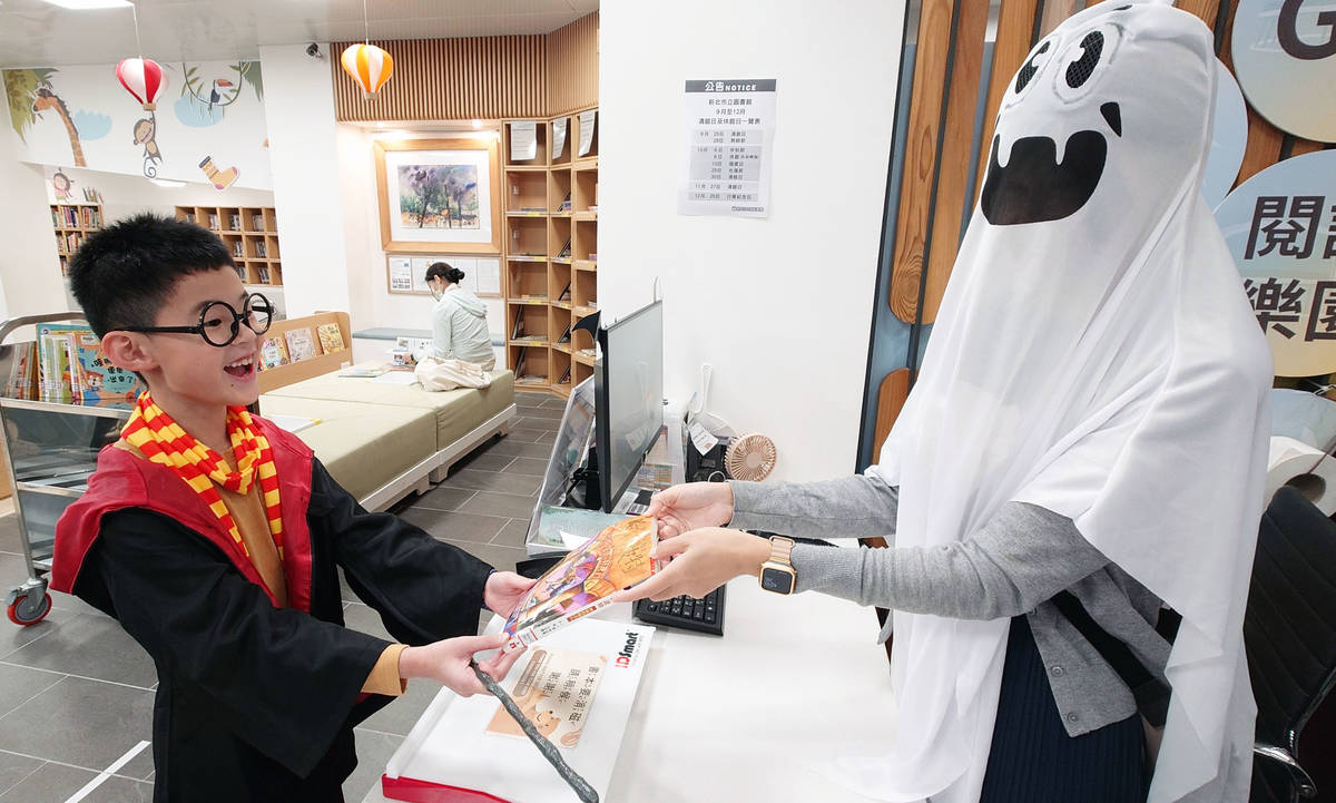 新北李科永紀念圖書館辦「書中人物變裝趴」
邀親子玩閱讀
