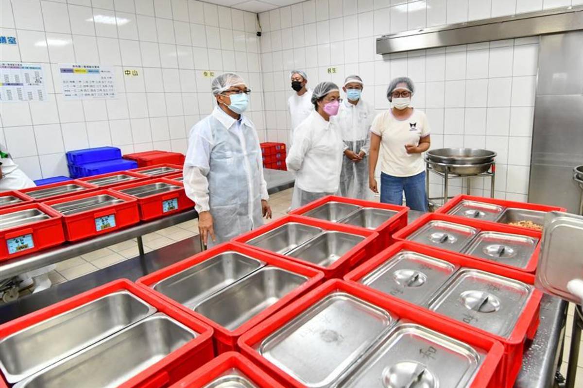 受非洲豬瘟影響，彰化縣長王惠美到泰國小了解營養午餐食材安全。