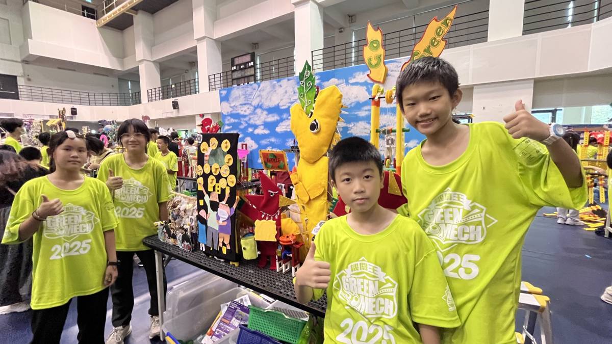 石岡國小團隊和作品合影