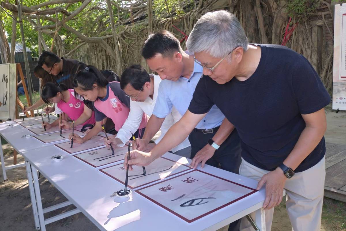 國小學童在安平樹屋下寫書法