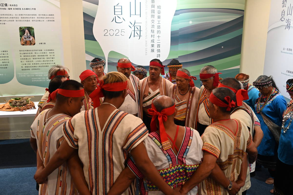 成果展開幕典禮中，原住民表演精彩歌曲。